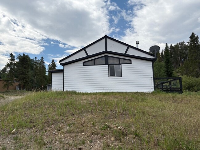 Building Photo - 3 Parking spots! Pets Negotiable, Open Flo...