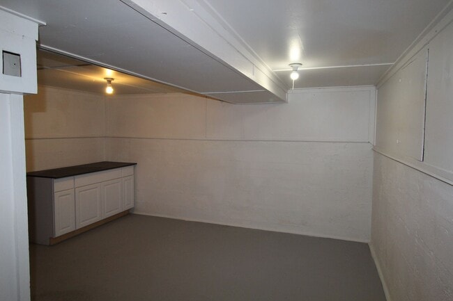 Building Photo - 1204 E Bismark Ave