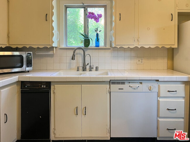 Building Photo - 14135 Hatteras St