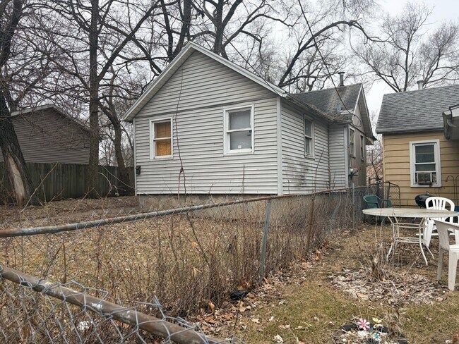 Building Photo - 1829 S Stanley St
