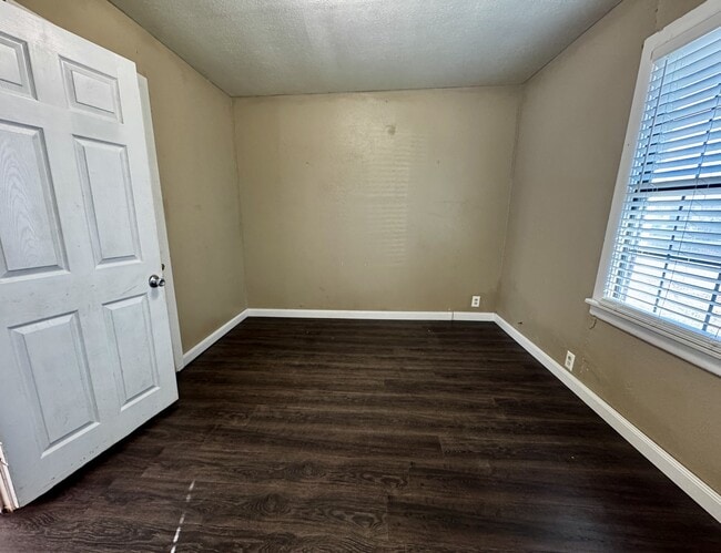 Building Photo - 719 Small St