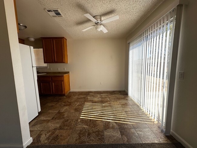 Building Photo - 71960 Sunnyslope Dr
