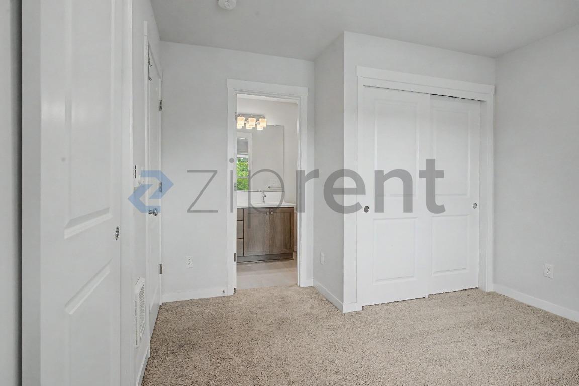 Building Photo - Unit