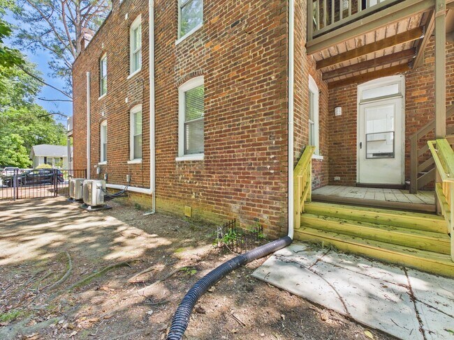 Building Photo - 1703 Oakdale Ave