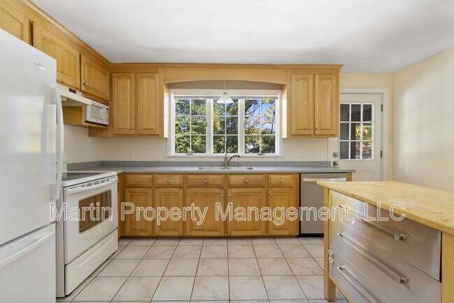 Building Photo - 27 Hermon St
