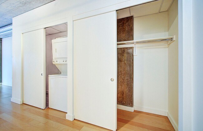 Building Photo - THE CIVIC IN GOOSE HOLLOW STUDIO BEDROOM CONDO!