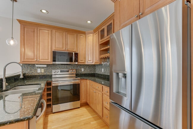 Building Photo - 4815 Lake Dr