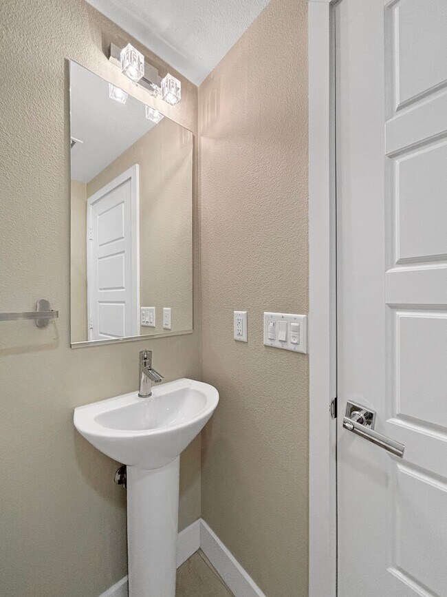 Building Photo - Stunning 3B/3.5BA Townhouse in Mission Val...