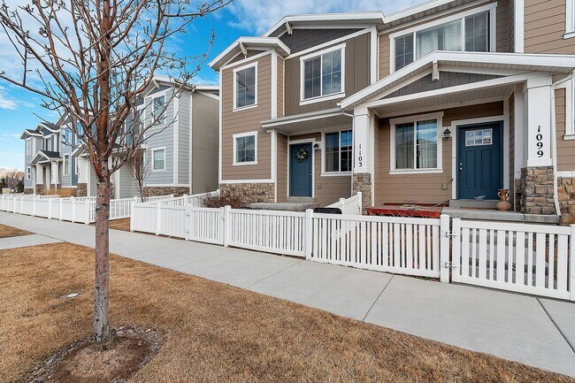 Building Photo - 3 Bed 2.5 Bath Townhome in Bluffdale