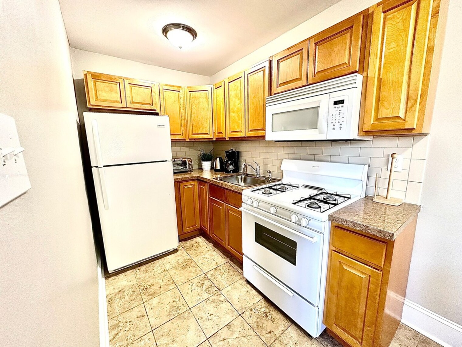 Building Photo - 236 W Walnut Ln