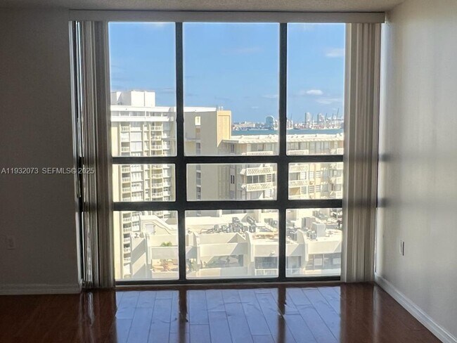 Building Photo - 1450 Brickell Bay Dr