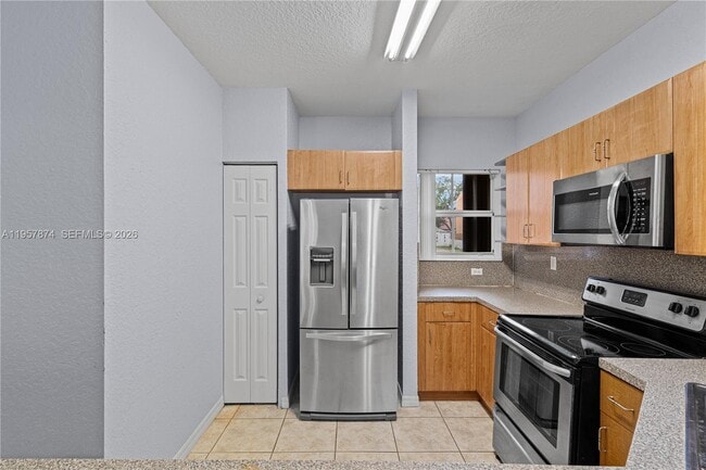 Building Photo - 865 SW 6th Ct