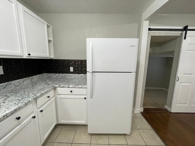 Building Photo - Move in special: Remodeled Northwest 2 Bed