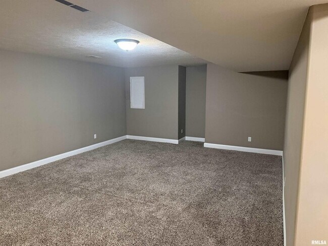Building Photo - 911 Boxwood Ct