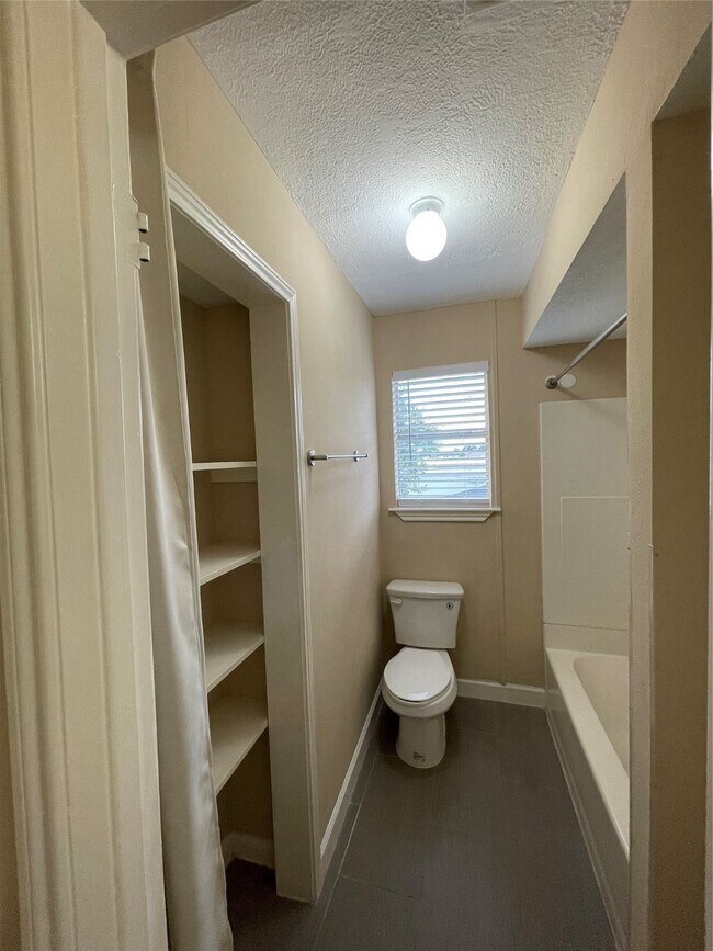 Building Photo - 4527 Geneva Dr