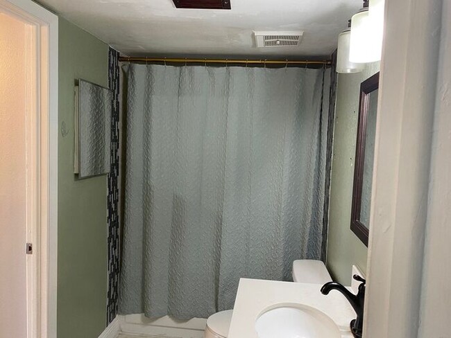 Building Photo - Cozy 1 Bedroom/1 Bathroom Near Millennium ...