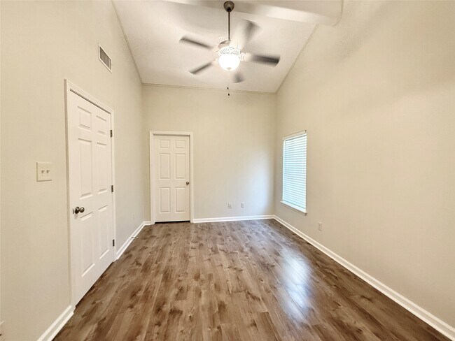 Building Photo - 140 Huisache St