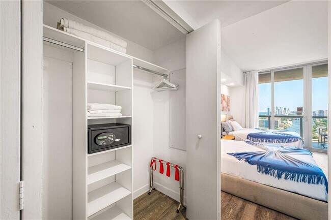 Building Photo - 2602 E Hallandale Beach Blvd