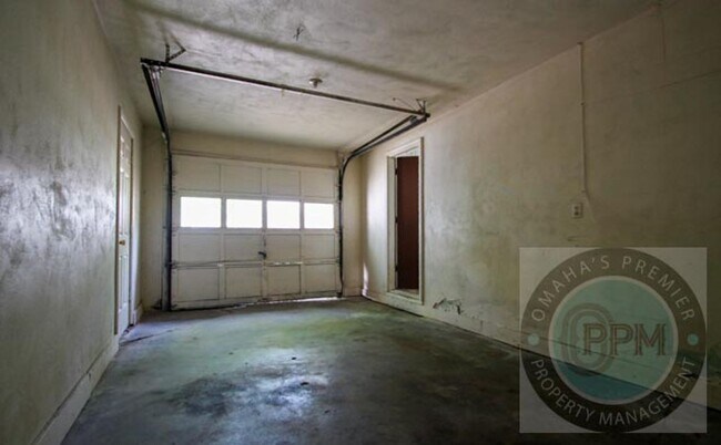 Building Photo - Discover this 3-bedroom, 1-bath home in Omaha, NE,