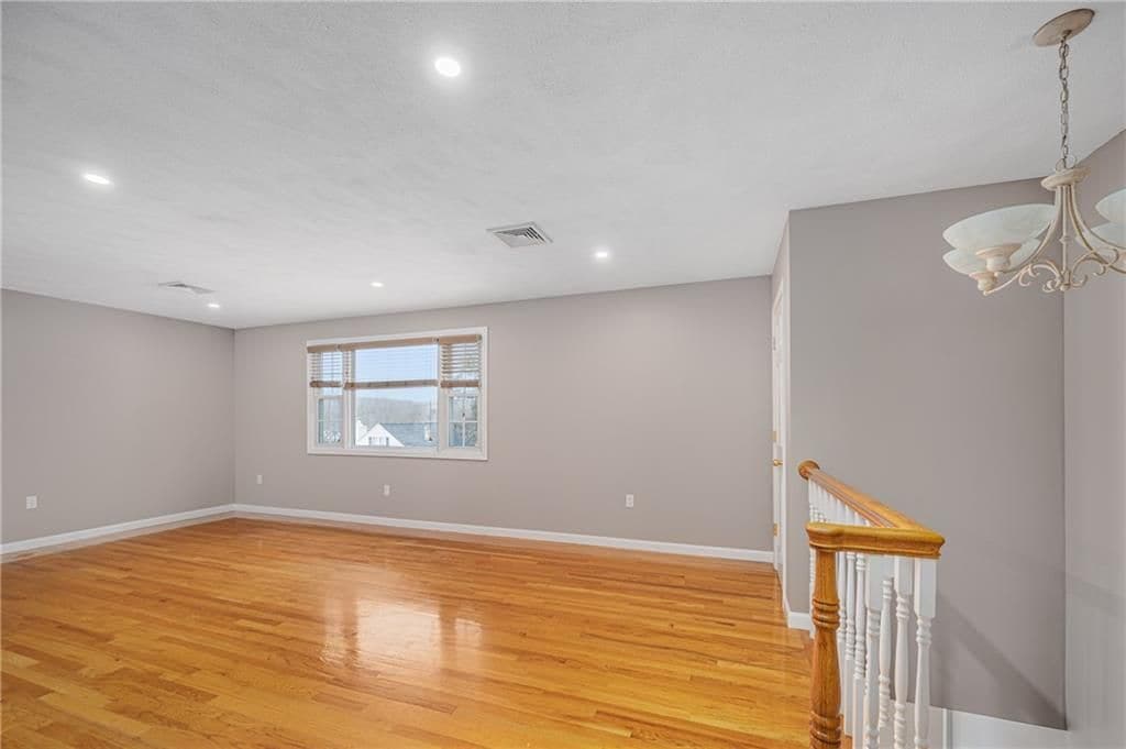 Building Photo - 190 Gladstone St