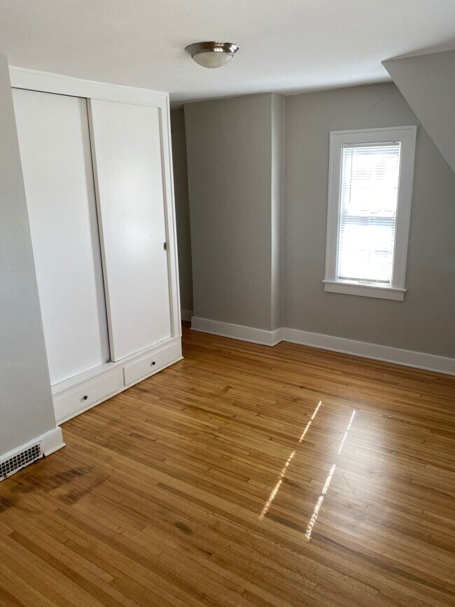 Building Photo - 74 E Iroquois Rd