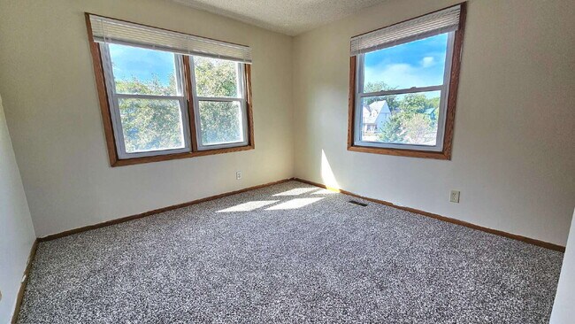Building Photo - "Charming 3-Bedroom Retreat with 1200 Sq Ft of Comfort in Harrison Neighborhood in Minneapolis!"