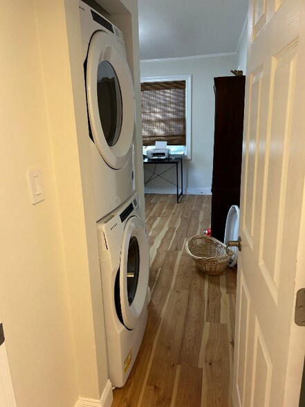 Building Photo - 1734 W Abingdon Dr