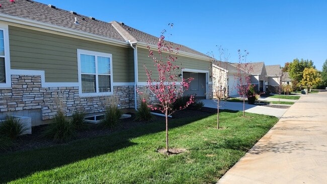 Building Photo - 4 bed 3 bath 2 car garage all maintenance ...