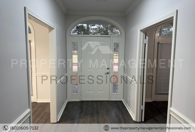 Building Photo - Renovated beauty near the country club and golf course!