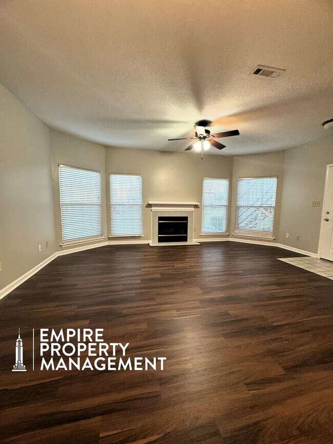 Building Photo - Move-In Special!! 1/2 Off First Month's Rent!!