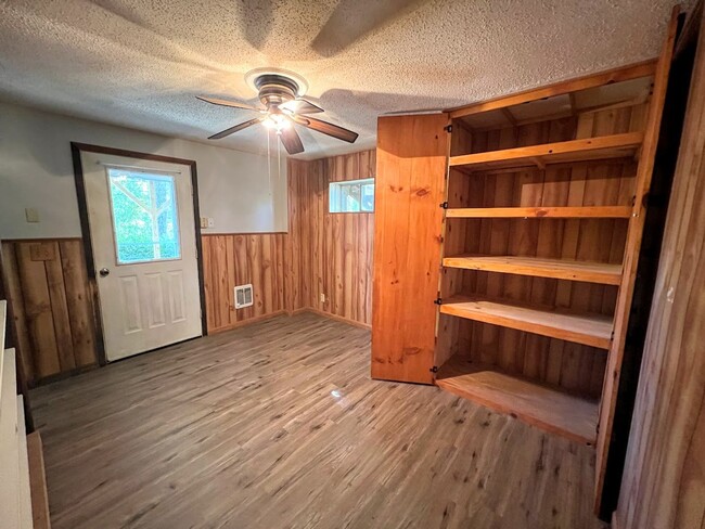 Building Photo - 4 bedroom Family  Home!