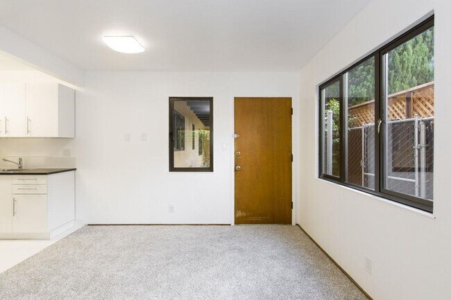 Building Photo - Secluded Rockridge 2BD | Parking Included | Near BART, Shops & Dining