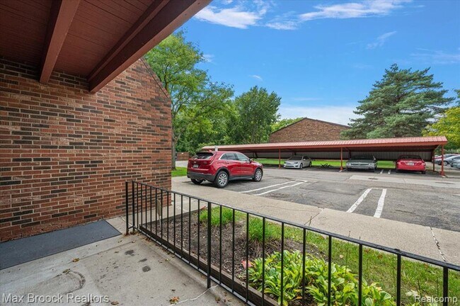 Building Photo - 23673 Village-House Dr S