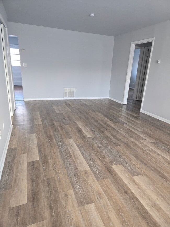 Building Photo - Large 2 bedroom, 1 bathroom