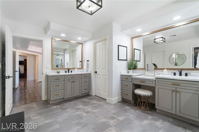 Building Photo - 2233 Versailles Ct