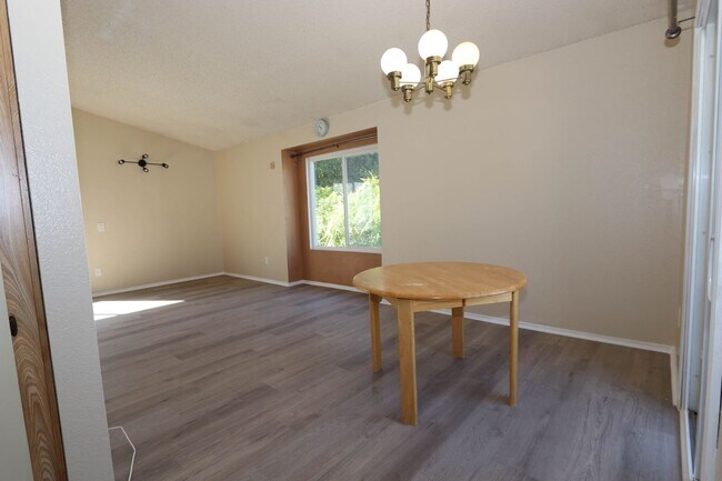 Building Photo - **24210 Sylvan Glen Rd #F Diamond Bar** 2 bedroom 2 bath Townhouse !!