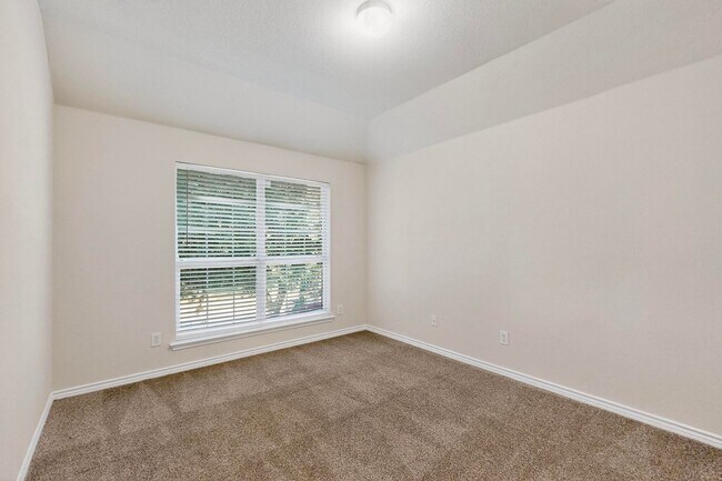 Building Photo - Spacious & Stylish Home in Quail Run-North...