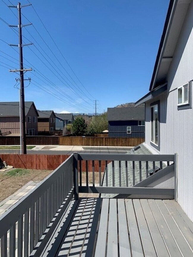 Building Photo - 3 Bed/2.5 Bath NE Bend Single Family Home with Hot Tub