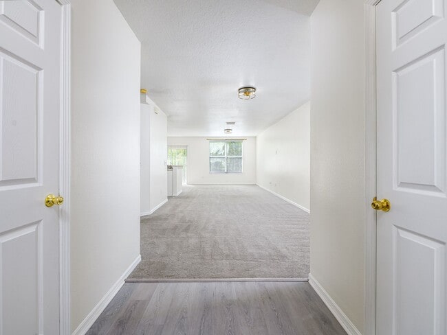 Building Photo - Riverview Townhome