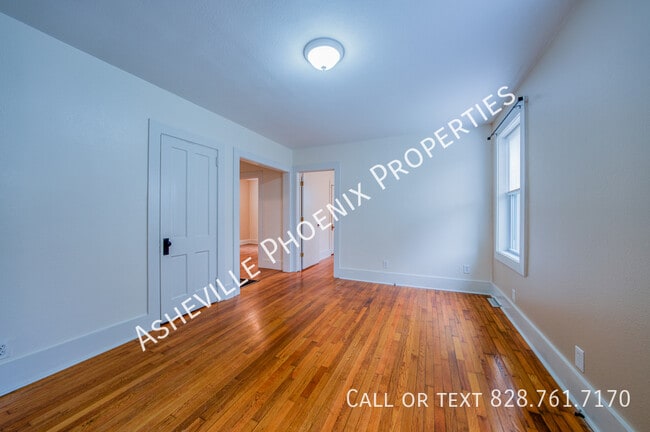 Building Photo - 10 Enka Oak St