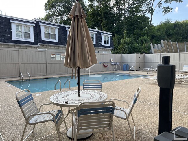 Building Photo - NO FEE, Renovated Massive Oak Square Apt in Brightonw Pool, Parking, Heat and Hot Water Included