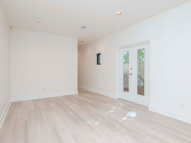 Building Photo - 213 S Moody Ave