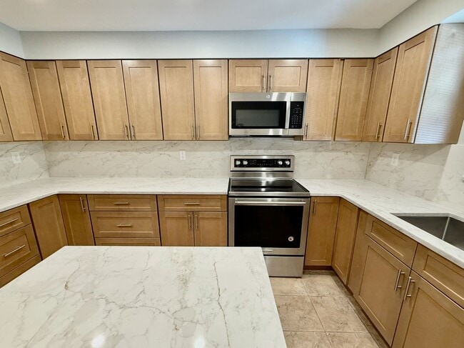 Building Photo - RARELY Offered completely RENOVATED PACKER PARK 3 Bedroom/2.5 Bath HOME w/ Central AC-HARDWOOD Fl...