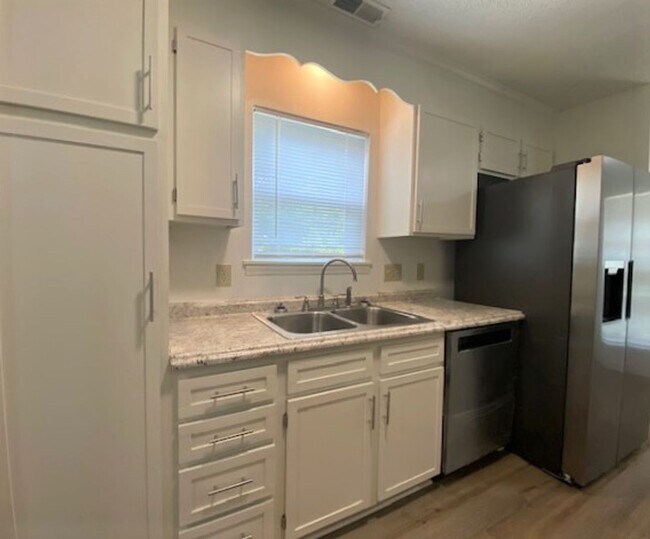 Building Photo - Pineville- Ranch townhome- Remolded 2 bed,...