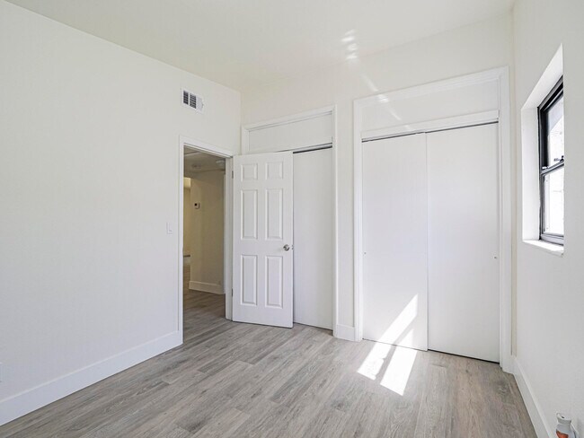 Building Photo - 734 5th Pl SW