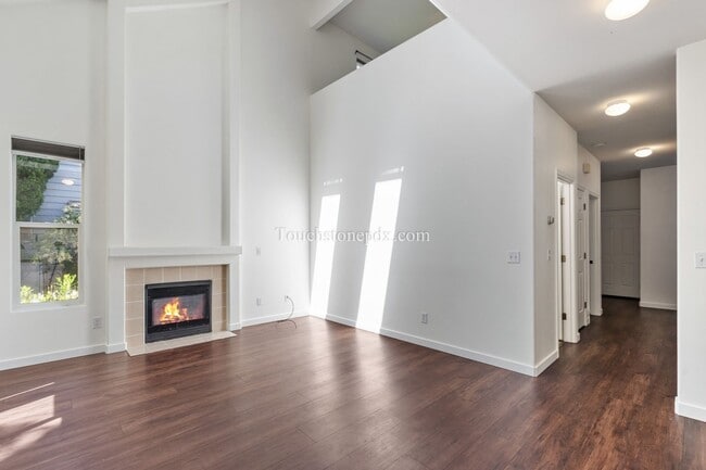 Building Photo - Newly Updated 2 Bed/2 Bath Home in Private...