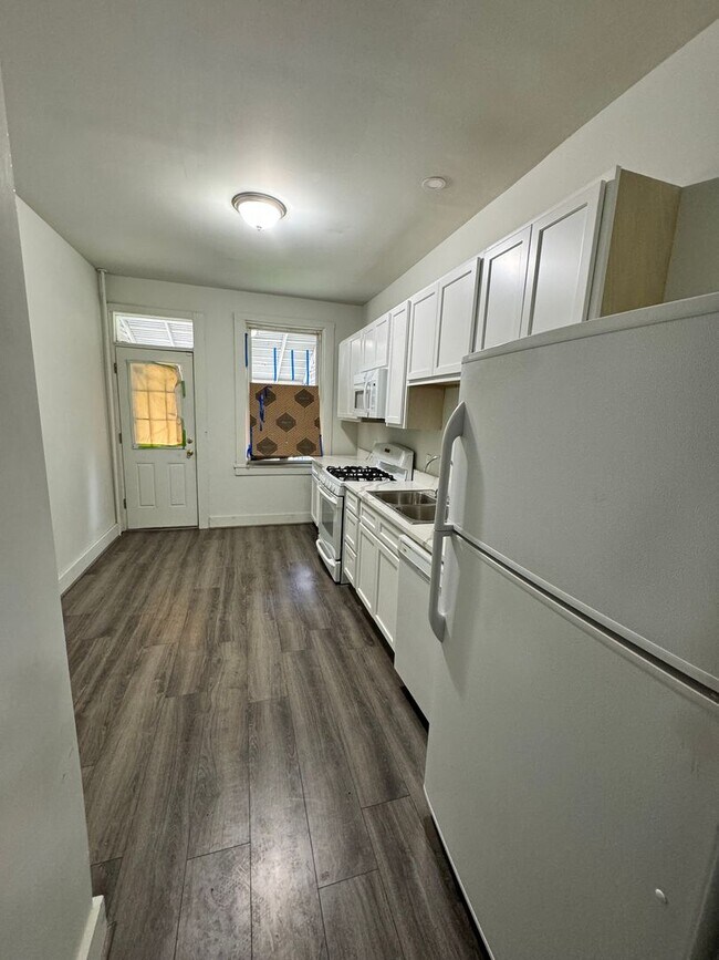 Building Photo - Rowhome for rent in Baltimore!