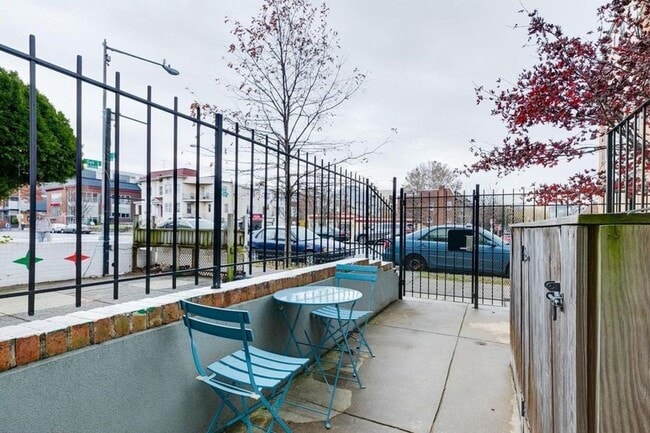 Building Photo - Amazing 2 Bedroom, 2 Full Bathroom 14th St Apartment with Secure Parking!