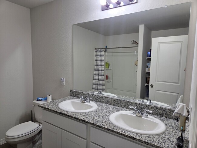 Building Photo - 2061 E Julian Dr