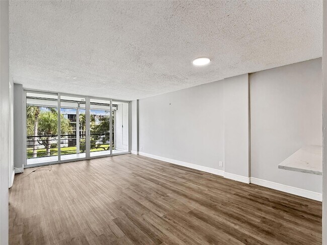 Building Photo - 114 Royal Pk Dr
